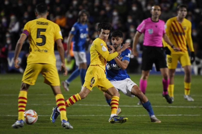 Para pemain Barcelona (kostum kuning) saat beraksi dalam pertandingan Copa del Rey melawan Linares Deportivo di Stadion Municipal de Linarejos, Linares, Jaen, Andalusia, Kamis (6/1/2022) dini hari WIB. Barcelona menang 2-1 yang membuat pelatih Xavi Hernandez lega.