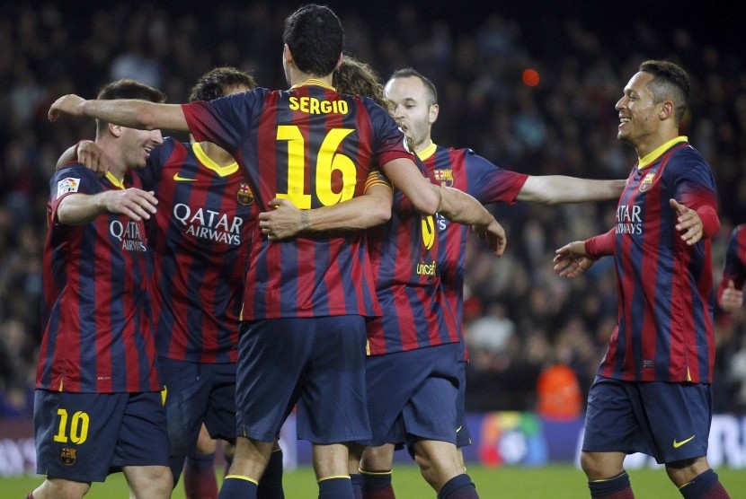 Para pemain Barcelona merayakan gol.