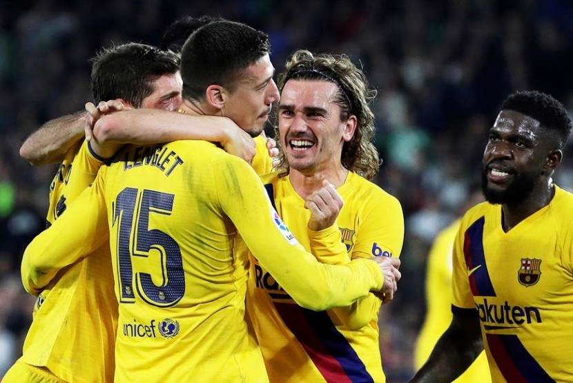 Para pemain Barcelona merayakan gol Clement Lenglet (kedua kiri) ke gawang Real Betis. Barcelona mengalahkan Real Betis 3-2.