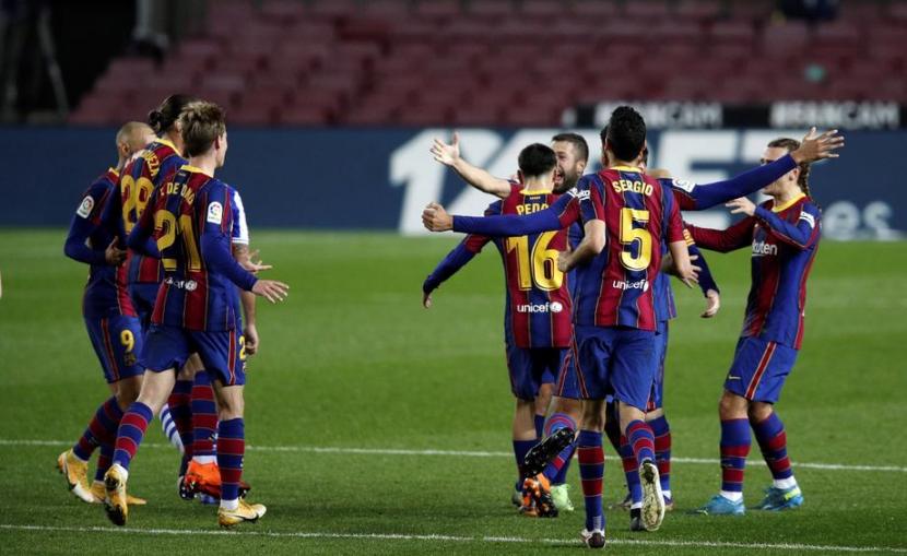 Para pemain Barcelona merayakan gol Jordi Alba (tengah) ke gawang Real Sociedad.