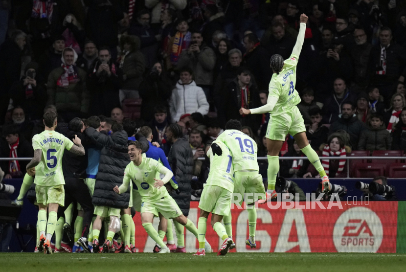 Para pemain Barcelona merayakan gol keempat yang dicetak oleh Ferran Torres ke gawang Atletico Madrid selama pertandingan sepak bola La Liga di Stadion Metropolitano Madrid.