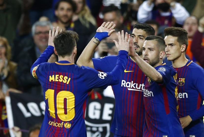 Para pemain Barcelona merayakan gol Luis Suarez (kedua kiri) ke gawang AS Roma.