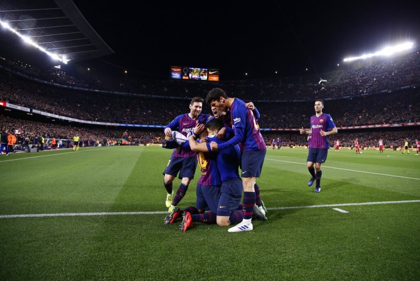 Para pemain Barcelona merayakan gol Luiz Suarez pada laga La Liga melawan Atletico Madrid di Camp Nou, Ahad (7/4) dini hari WIB. Barca menang 2-0.