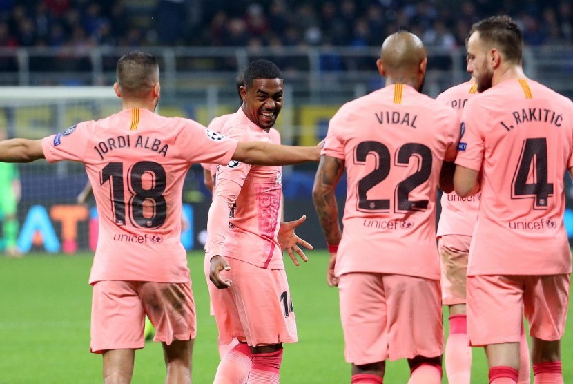 Para pemain Barcelona merayakan gol Malcom ke gawang Inter Milan.