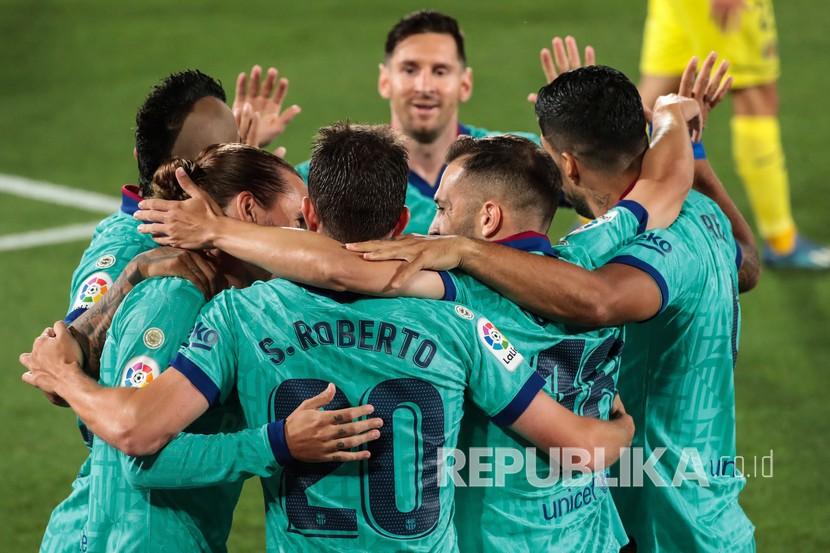 Para pemain Barcelona merayakan gol pembuka mereka pada pertandingan sepak bola La Liga Spanyol antara FC Barcelona dan Villareal di stadion La Ceramica di Villareal, Spanyol, Ahad (5/7/2020). 