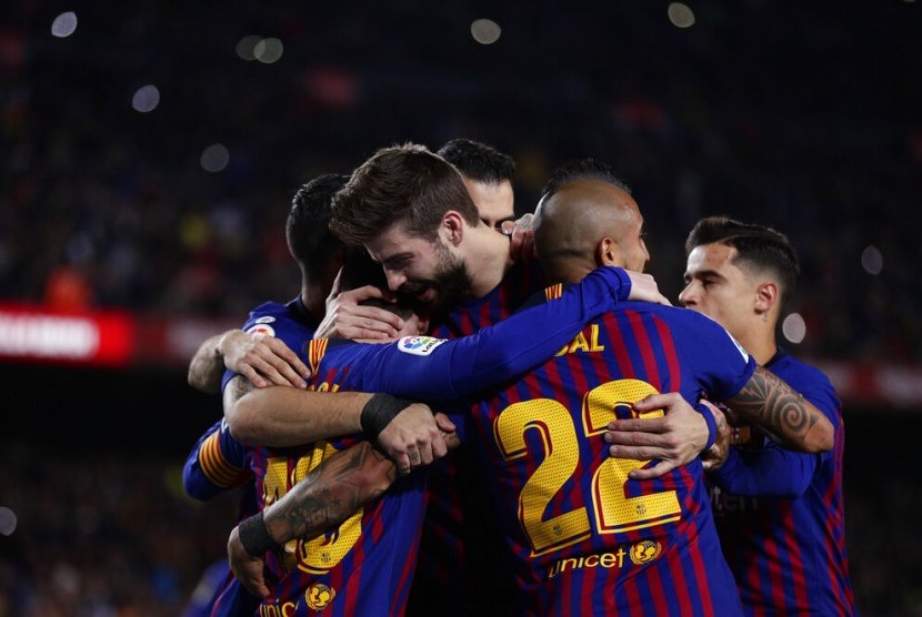 Para pemain BArcelona merayakan gol penalti Lionel Messi ke gawang Rayo Vallecano.