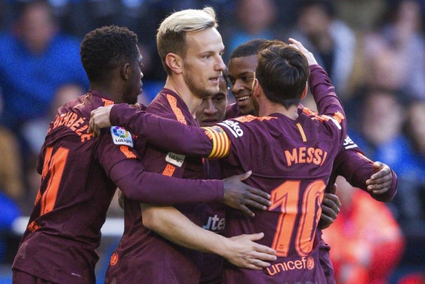 Para pemain Barcelona merayakan gol PhilippeCoutinho ke gawang Deportivo La Coruna.