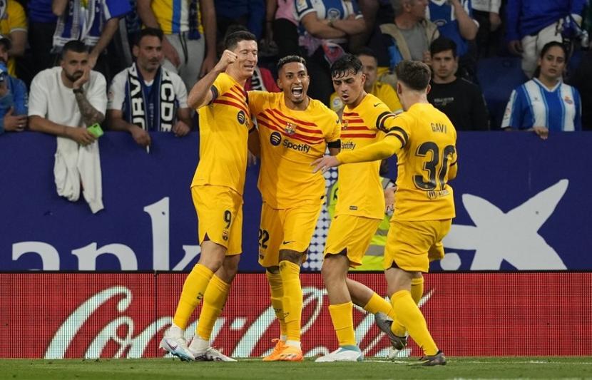 Para pemain Barcelona merayakan gol Robert Lewandowski (Kiri) ke gawang Espanyol di La Liga Spanyol. Barcelona menang 4-2 dan memastikan gelar juara La Liga Spanyol musim 2022/2023.