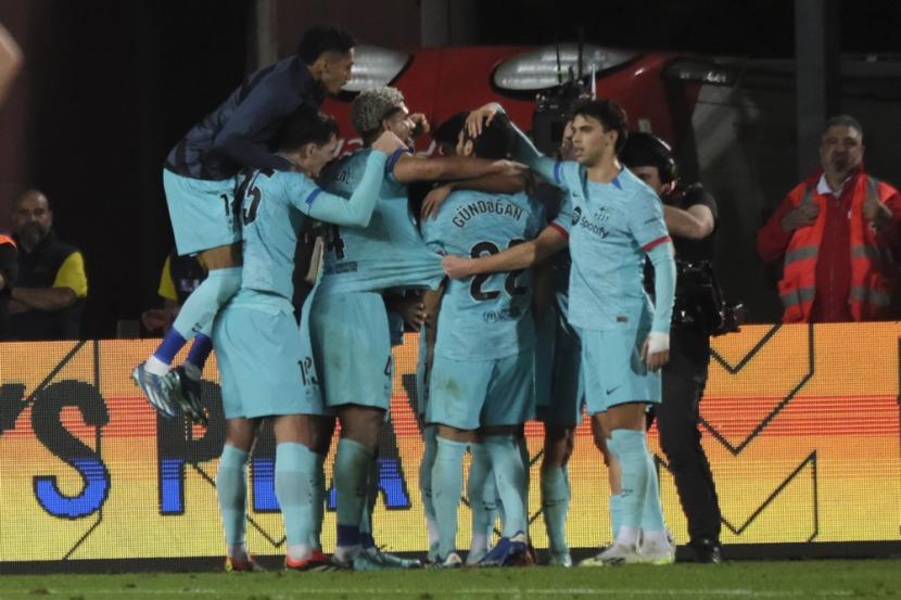 Para pemain Barcelona merayakan gol yang dicetak Ilkay Gundogan ke gawang Las Palmas. Gol Gundogan dari titik penalti menantukan kemenangan Barcelona 2-1 dalam lanjutan La Liga Spanyol di Stadion Gran Canaria, Jumat (5/1/2024) pagi WIB.