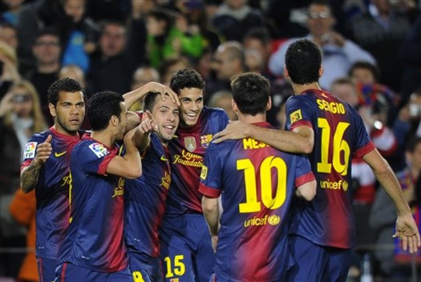 Para pemain Barcelona merayakan gol yang dicetak Jordi Alba pada laga melawan Celta Vigo di Camp Nou, Ahad (4/11) dini hari. Barcelona menang 3-1 pada partai tersebut.