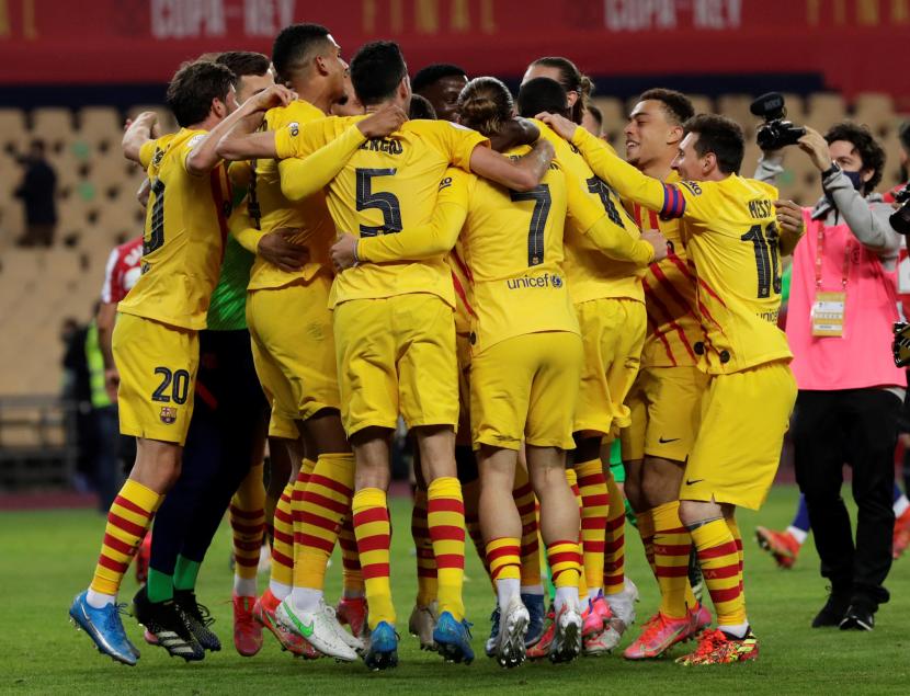 Para pemain Barcelona merayakan keberhasilan menjadi juara Copa Del Rey 2020/2021, setelah mengalahkan Athletic Bilbao, Ahad (18/4).