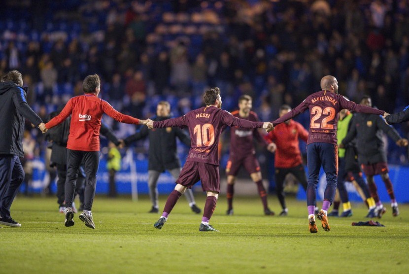 Para pemain Barcelona merayakan keberhasilan menjuarai La Liga musim 2017/2018.