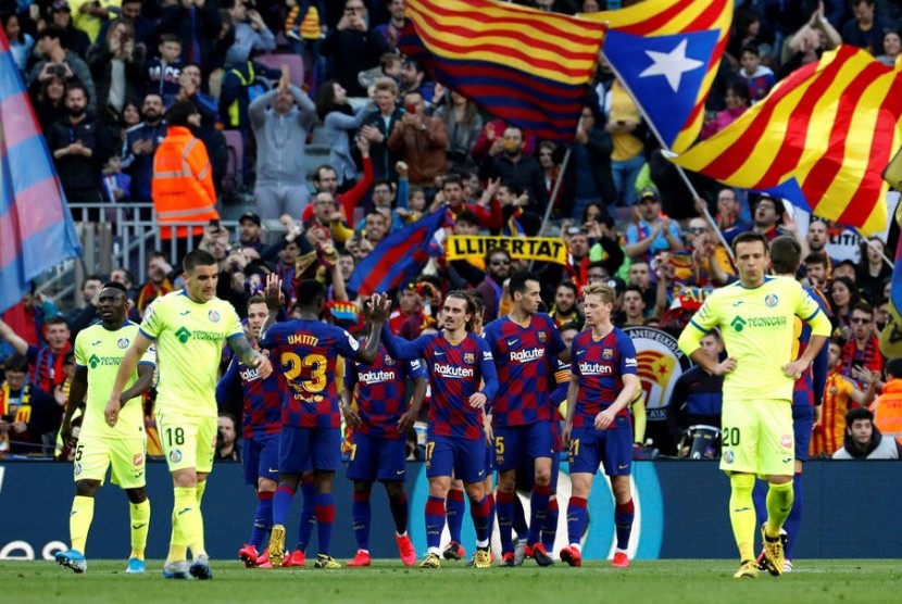 Para pemain Barcelona rayakan kemenangan atas Getafe pada laga di Camp Nou, Sabtu (16/2). Barcelona atasi Getafe 2-1.