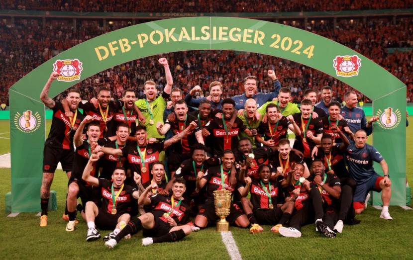 Para pemain Bayer Leverkusen merayakan gelar juara Piala Jerman atau DFB Pokal.