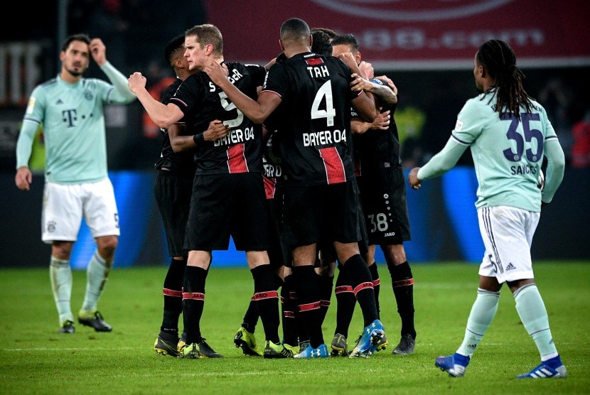 Para pemain Bayer Leverkusen merayakan gol ketiga pada laga kontra Bayern Muenchen, di BayerArena, Sabtu (2/2).