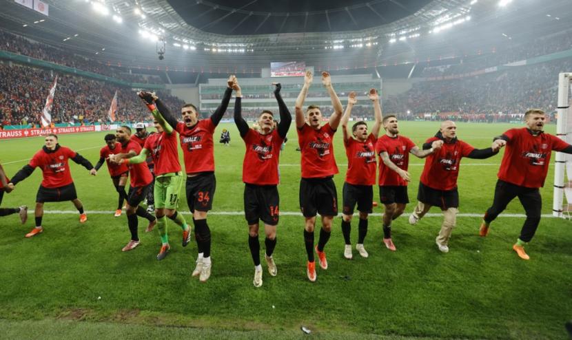 Para pemain Bayer Leverkusen merayakan kemenangan atas Dusseldorf di semifinal DFB Pokal atau Piala Jerman.