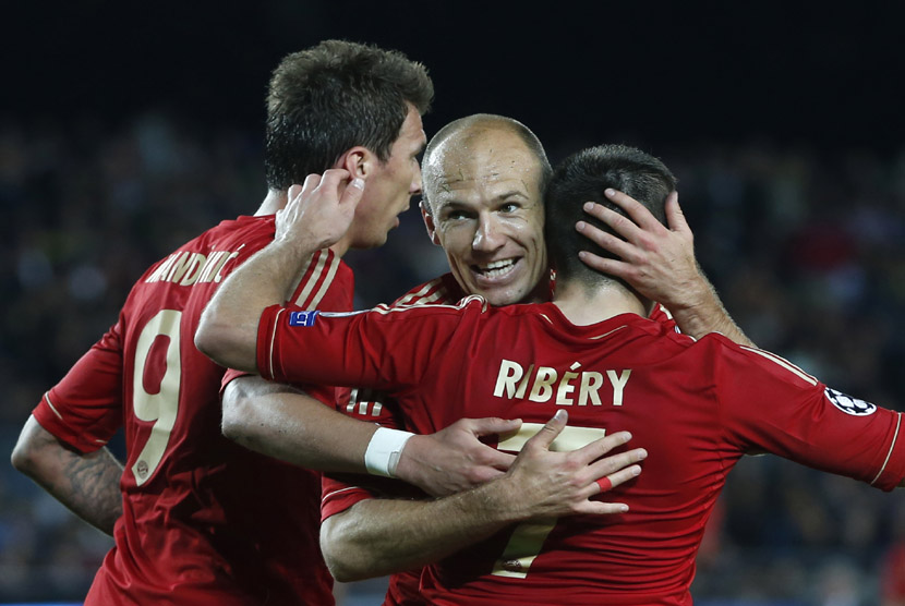  Para pemain Bayern Muenchen Arjen Robben (tengah), Franck Ribery (kanan) dan Mario Mandzukic (kiri), merayakan kemenangan tim mereka saat menundukkan Barcelona dalam laga pertemuan kedua semifinal Liga Champions  di Camp Nou, Kamis (2/5) dini hari WIB.   