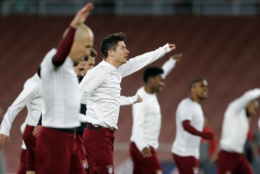 Para pemain Bayern Muenchen dalam sesi latihan sehari jelang laga 16 besar Liga Champions menghadapi Arsenal di London. 