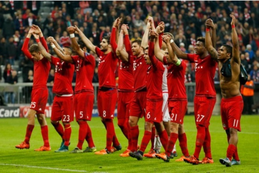 Para pemain Bayern Muenchen memberikan penghoratan kepada pendukung mereka usai menaklukkan Arsenal 5-1.
