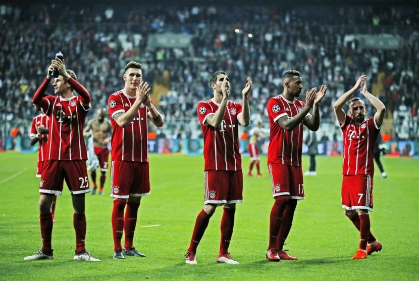 Para pemain Bayern Muenchen memberikan salam kepada fan mereka seusai kemenangan 3-1 atas Besiktas.