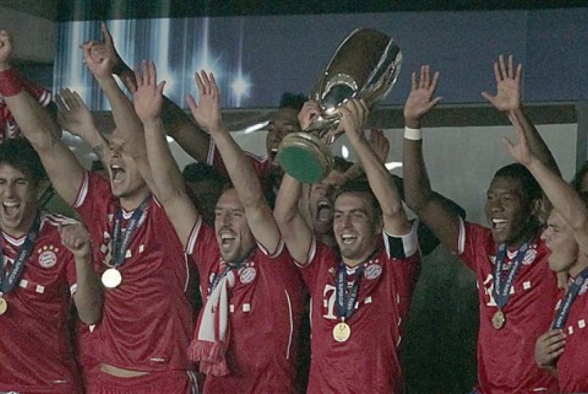 Para pemain Bayern Muenchen mengangkat trofi Piala Super Eropa 2013.