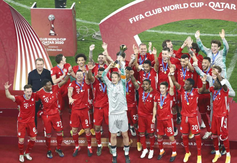 Para pemain Bayern Muenchen mengangkat tropi Piala Dunia Antarklub di Qatar, Jumat (12/2) dini hari WIB.