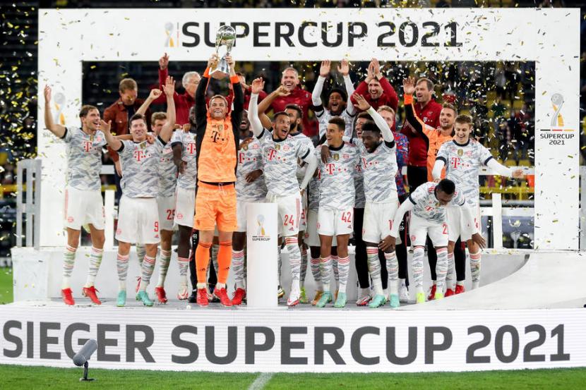 Para pemain Bayern Muenchen merayakan gelar juara Piala Super Jerman 2021 setelah mengalahkan Borussia Dortmund 3-1.