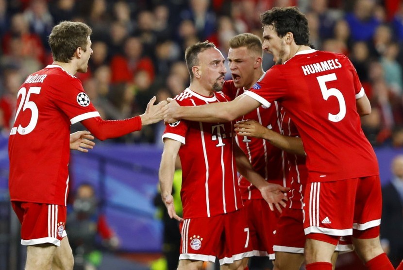 Para pemain Bayern Muenchen merayakan gol ke gawang Sevilla pada laga perempat final Liga Champions di Ramon Sanchez Pizjuan, Rabu (4/4) dini hari WIB. Muenchen menang 2-1.