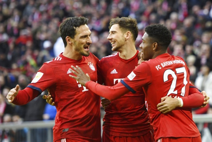 Para pemain Bayern Muenchen merayakan gol ke gawang Vfb Stuttgart.