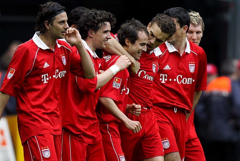 Para pemain Bayern Muenchen merayakan gol Mehmet Scholl (kedua kanan) pada sebuah laga Bundesliga, Mei 2006 silam. Scholl mengkritik performa pemain muda Muenchen pada musim ini.