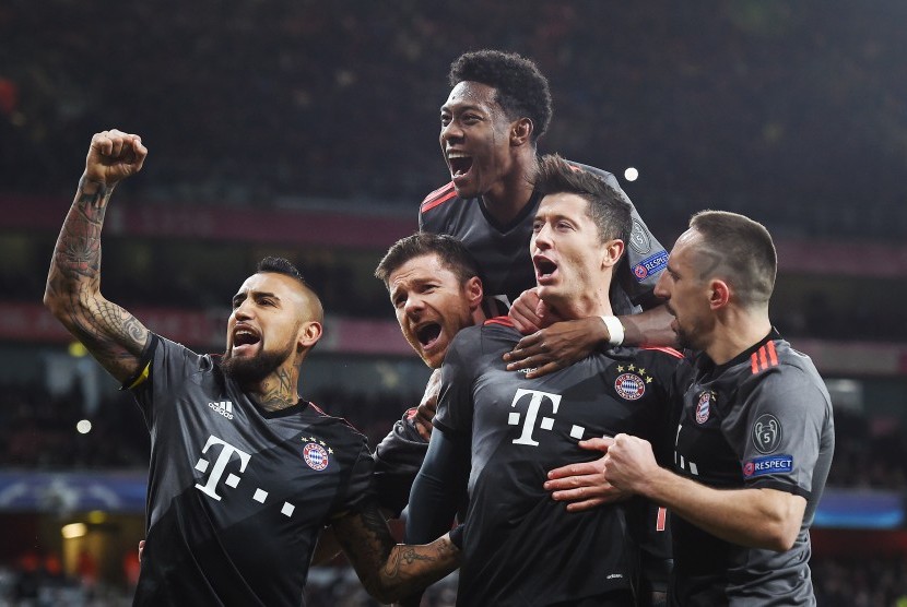 Para pemain Bayern Muenchen merayakan gol Robert Lewandowski (kedua kanan) pada laga Liga Champions lawan Arsenal di stadion Emirates, Rabu (8/3) dini hari WIB. Muenchen menang 5-1.