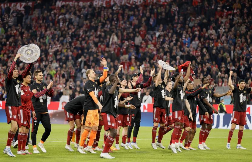Para pemain Bayern Muenchen merayakan keberhasilan menjadi juara Bundesliga Jerman 2021/2022.