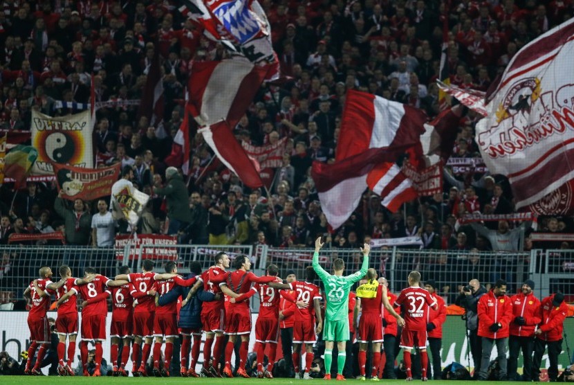 Para pemain Bayern Muenchen merayakan kemenangan 3-1 atas Borussia Dortmund di Signal Iduna Park, Ahad (5/11) dini hari WIB.