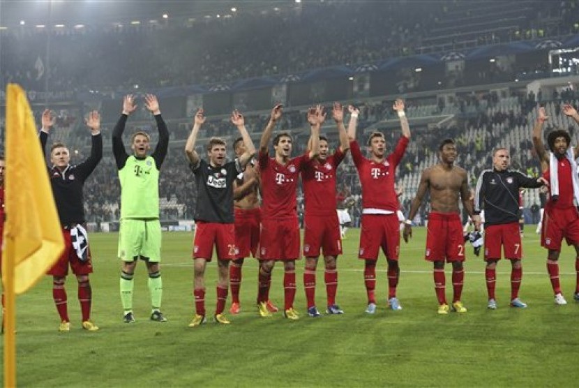 Para pemain Bayern Muenchen merayakan kemenangannya atas Juventus pada leg kedua perempat final melawan Juventus di Turin, Kamis (11/4) dini hari WIB. Muenchen menang 2-0 dan berhak lolos ke semifinal karena unggul agregat 4-0.