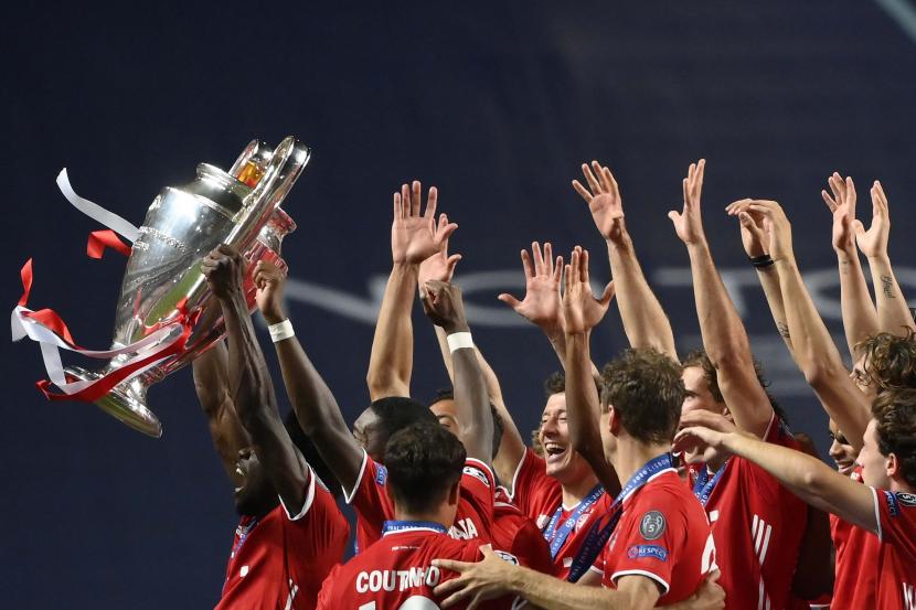 Para pemain Bayern Muenchen merayakan kemenangan.