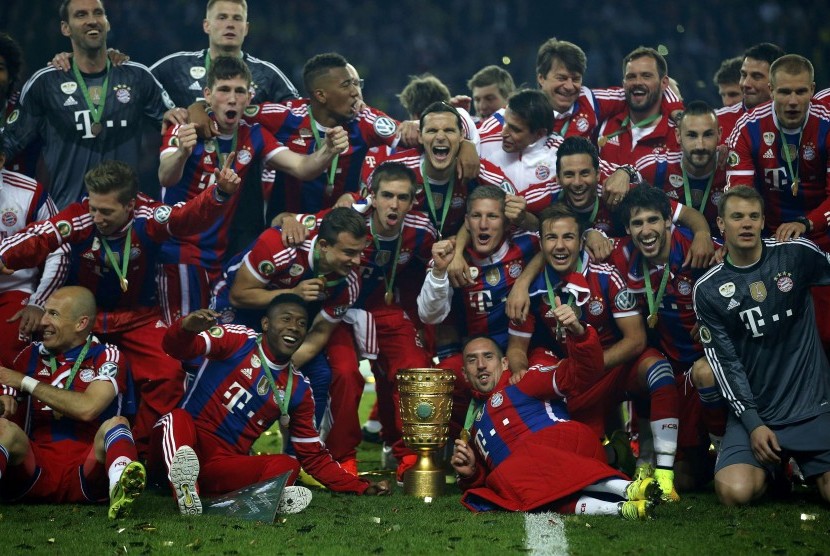 Para pemain Bayern Muenchen saat merayakan raihan gelar Piala Liga Jerman (DFB Pokal).