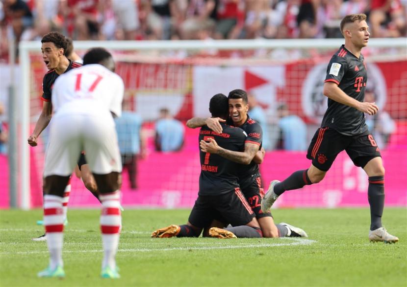 Para pemain Bayern Munchen merayakan gol Jamal Musiala ke gawang FC Koln yang menjadi penentu gelar juara Bundesliga 2022/2023.