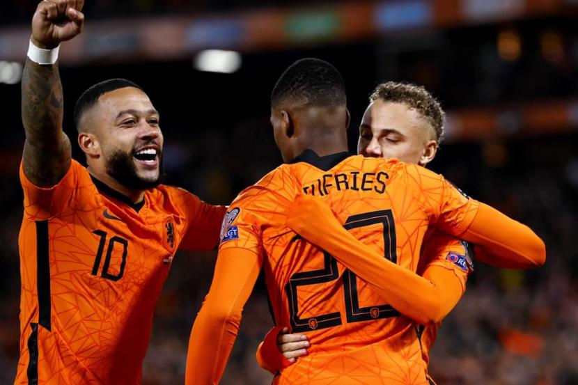 Para pemain Belanda merayakan gol Denzel Dumfries (tengah) ke gawang Gibraltar.