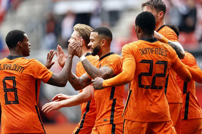 Para pemain Belanda merayakan gol Memphis Depay (ketiga kiri) ke gawang Georgia dalam laga pemanasan menjelang Euro 2020.