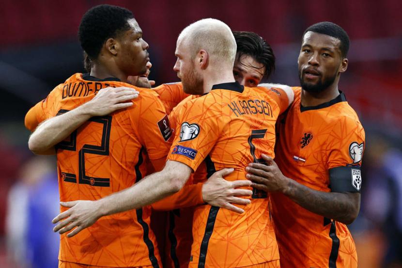 Para pemain Belanda merayakan gol Steven Berghuis (kedua kanan) ke gawang Latvia dalam pertandingan Grup G kualifikasi Piala Dunia 2022 zona Eropa. 
