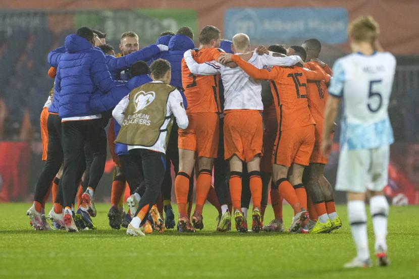 Para pemain Belanda merayakan kemenangan atas Norwegia setelah pertandingan kualifikasi Grup G Piala Dunia 2022  di Stadion De Kuip di Rotterdam, Belanda, Selasa, 16 November 2021.