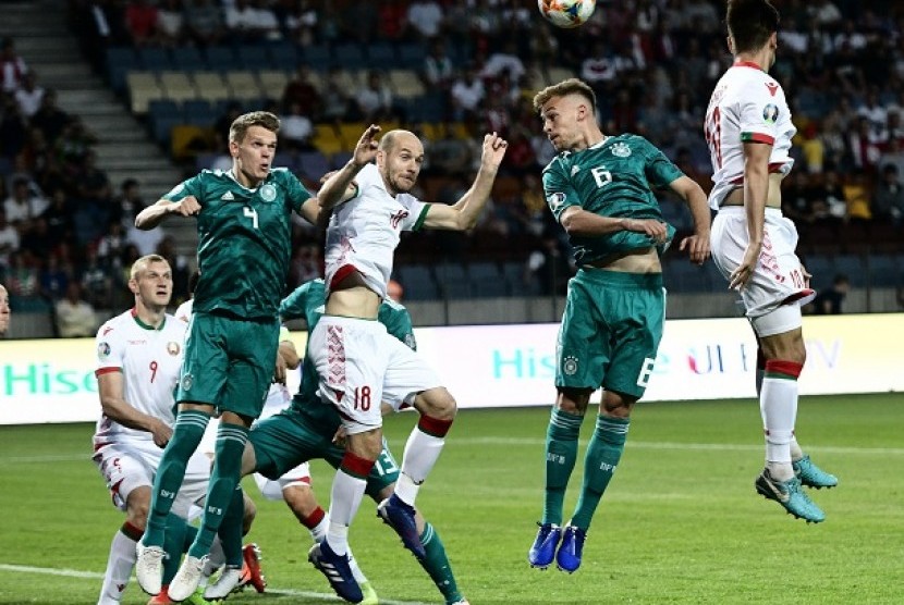 Para pemain Belarusia berebut bola dengan para pemain Jerman dalam pertandingan kualifikasi Piala Eropa Grup C, Ahad (9/6) dini hari WIB