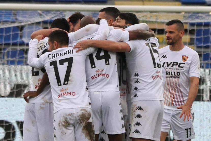Para pemain Benevento merayakan gol ke gawang Cagliari.
