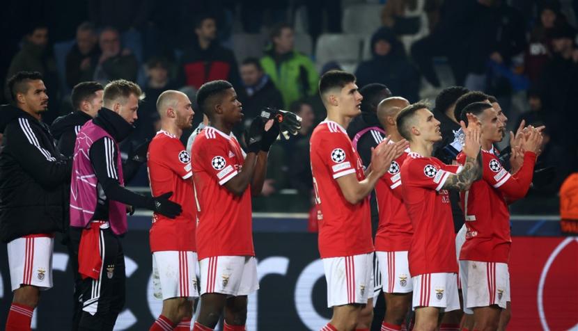Para pemain Benfica berterima kasih kepada pendukung mereka setelah mengalahkan Club Brugge 2-0 dalam pertandingan leg pertama 16 besar Liga Champions.