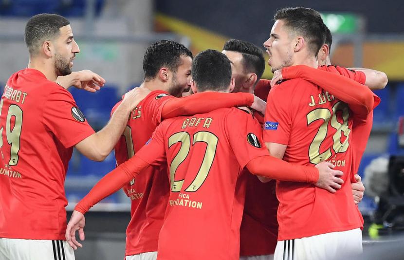 Para pemain Benfica merayakan gol ke gawang Arsenal dalam pertandingan leg pertama 32 besar Liga Europa.