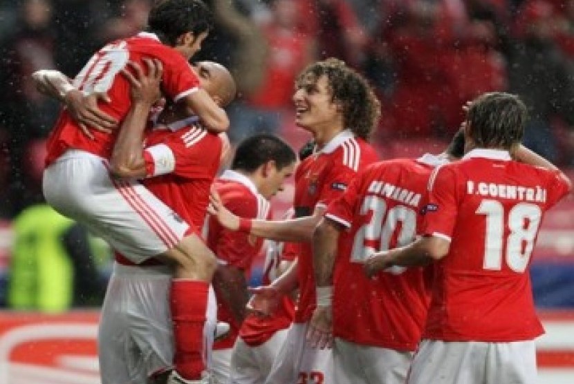 Para pemain Benfica merayakan kemenangan.