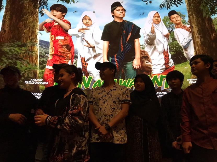 Para pemain berpose di depan poster film Kun Ana Wa Anta di Jakarta, Rabu (22/2/2023). 