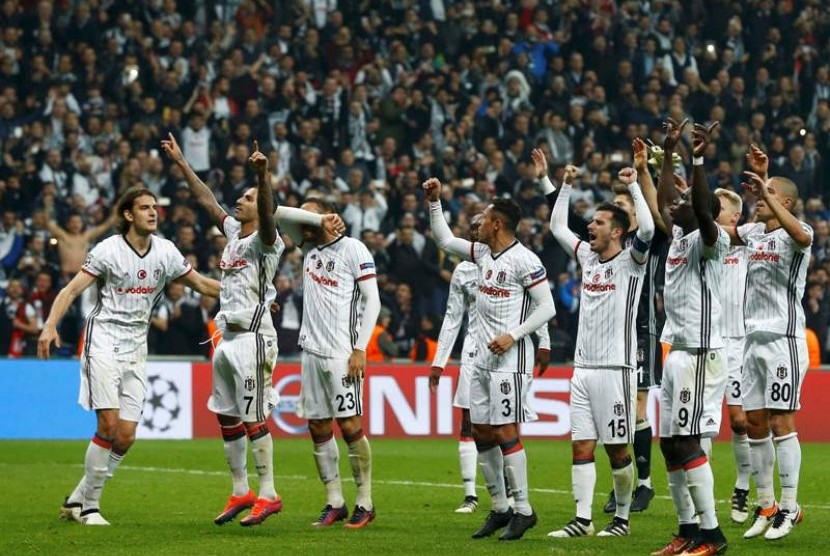 Para pemain Besiktas berterima kasih kepada publik Vodafoen Arena yang mendukung mereka sehingga berhasil bangkit dari ketertinggalan tiga gol untuk menyamakan kedudukan 3-3 lawan Benfica.