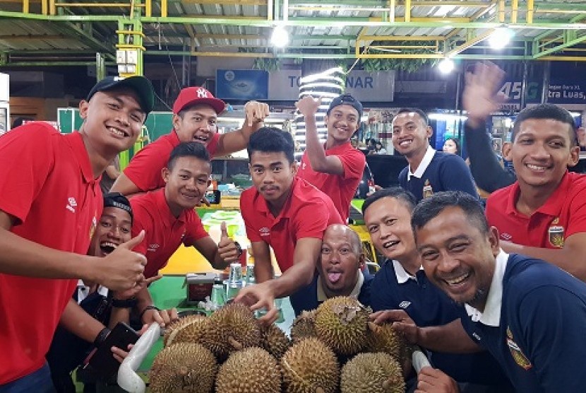 Para pemain Bhayangkara FC 'pesta' durian pada Kamis (29/3) malam di Kota Medan. Bhayangkara FC akan menghadapi PSMS di Stadion Teladan, Medan, Sabtu (31/3).