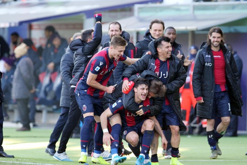 Para pemain Bologna meluapkan kegembiraan setelah Riccardo Orsolini (bawah) mencetak gol penyeimbang ke gawang Fiorentina. Bologna menahan imbang Fiorentina 1-1.